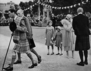 Images Dated 8th July 2011: King and Queen, Princesses Margaret and Elizabeth, Ballater