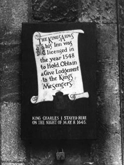 Images Dated 24th August 2011: Kings Arms Inn Sign