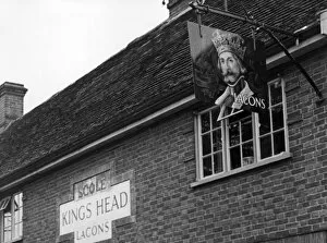 Images Dated 11th March 2011: KINGs HEAD PUB SIGN