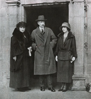 Images Dated 18th January 2011: Lady Elizabeth Bowes-Lyon with her parents