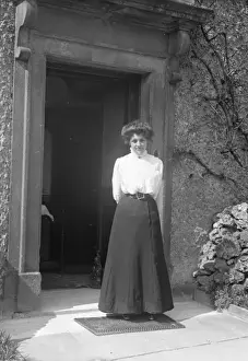 Bramwell Prints: Lady outside Hotel