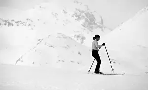 LADY SKIER