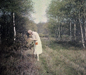 Images Dated 4th March 2015: Lady smelling flowers