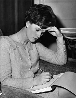 Images Dated 24th January 2018: LADY WRITES LETTER