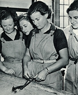 Images Dated 20th September 2017: Land girls in training 1939
