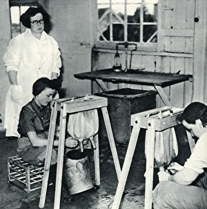 Images Dated 20th September 2017: Land girls in training 1939