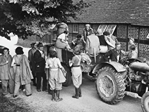<b class=qtipBold><figcaption>Land Girls WWII</figcaption></b><br>Thresher training for Land Girls on a farm during World War II<br><em>© Mary Evans/Robert Hunt Collectio</em> Land Girls WWII
