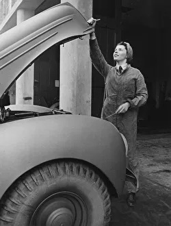 <b class=qtipBold><figcaption>Land Girls WWII</figcaption></b><br>A Land Girl mechanic working on a car during World War II<br><em>© Mary Evans/Robert Hunt Collectio</em> Land Girls WWII