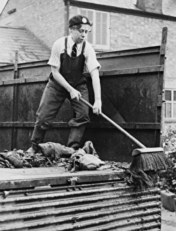 <b class=qtipBold><figcaption>Land Girls WWII</figcaption></b><br>A Land Girl working on a farm during World War II<br><em>© Mary Evans Picture Library 2015 - https://copyrighthub.org/s0/hub1/creation/maryevans/MaryEvansPictureID/10282835</em> Land Girls WWII