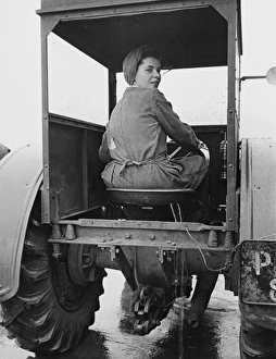 <b class=qtipBold><figcaption>Land Girls WWII</figcaption></b><br>A Land Girl driving a tractor on a farm during World War II<br><em>© Mary Evans/Robert Hunt Collectio</em> Land Girls WWII
