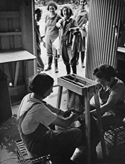 <b class=qtipBold><figcaption>Land Girls WWII</figcaption></b><br>Land Girls training to milk a cow using a fake udder on a farm during World War II<br><em>© Mary Evans/Robert Hunt Collectio</em> Land Girls WWII