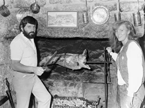 Roast Gallery: Landlord Les Rowe carving a rog hoast