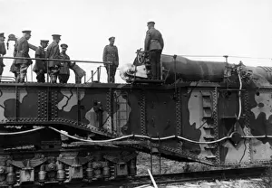 Large British gun inspected by George V and officers, WW1