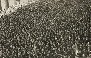 Benito Prints: Large crowd listens to Mussolini