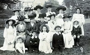 Images Dated 6th September 2019: Large family group photograph from Lancashire