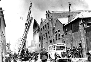 Ambulance Gallery: LCC-LFB in action at warehouse blaze