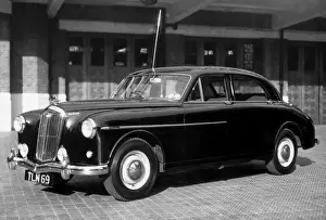 Incidents Prints: LCC-LFB Chief Officers car at Lambeth HQ