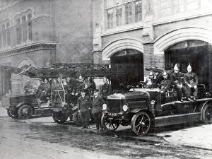 Plain Collection: LCC-LFB engines and crews, Whitechapel fire station