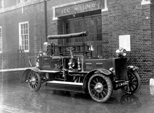 London Fire Brigade Gallery: LCC-LFB Holloway fire station with motorised pump