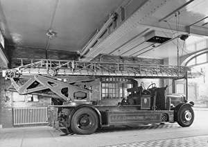 Shed Gallery: LCC-LFB Magirus (screw) 100ft turntable ladder