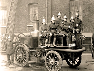 Images Dated 8th December 2011: LCC-LFB Motorised Fire King fire engine