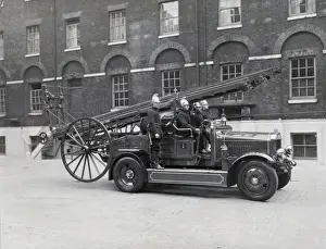 LCC-LFB motorised pump-escape with pneumatic tyres