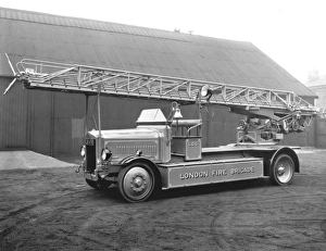 Escapes Gallery: LCC-LFB solid tyre Turntable Ladder