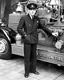 LCC-LFB station officer standing by Lambeths TL