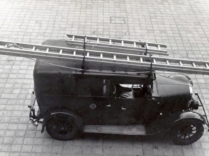 Images Dated 3rd October 2011: LCC-LFB taxi converted for fire brigade use, WW2