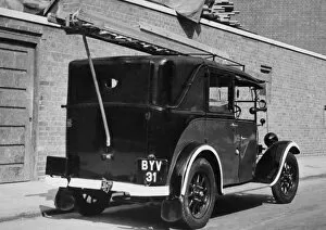 Images Dated 3rd October 2011: LCC-LFB taxi converted for fire brigade use, WW2