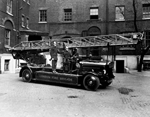 Turntable Prints: LCC-LFB Turntable ladder and crew at Southwark