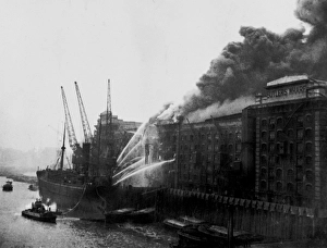Images Dated 31st May 2016: LCC-LFB Warehouse fire, Butlers Wharf, Bermondsey