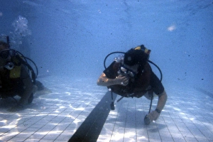 Images Dated 11th September 2015: Learning to scuba dive in a swimming pool