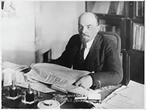 Reads Prints: Lenin Reads Pravda 1918