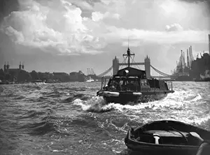 Wake Prints: LFB fireboat AFB2, River Thames, Pool of London