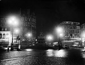 Images Dated 20th November 2004: Lights Out in Piccadilly Circus, London, 1951