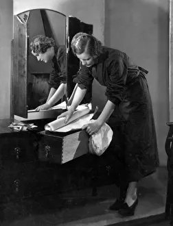 Images Dated 19th April 2018: LINING DRAWERS W / PAPER