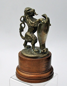 Images Dated 21st November 2011: A lion holding a shield - WWI
