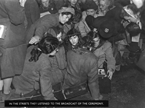 Images Dated 11th January 2012: Listening to royal wedding ceremony broadcast, 1947
