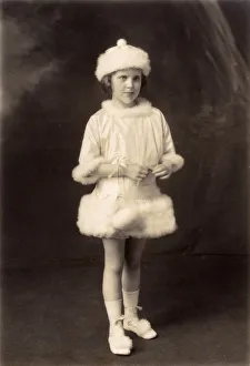 Images Dated 19th February 2018: Little girl in fancy dress as a powder puff