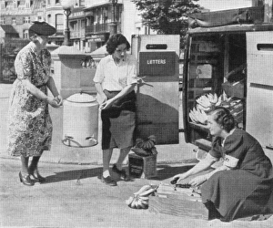 Images Dated 6th September 2016: Loading a Mobile Canteen