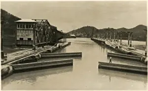 Lock closeing behind a vessel