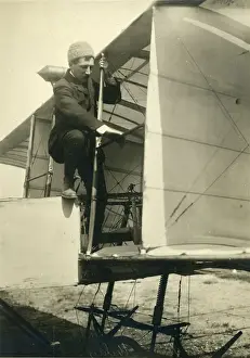 Lon Delagrange leaves his Voisin-Delagrange III (Mod)
