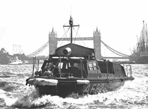 Images Dated 29th November 2011: London Fire Brigade AFS fireboat on the Thames