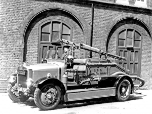 Images Dated 28th November 2011: A London Fire Brigade pump escape