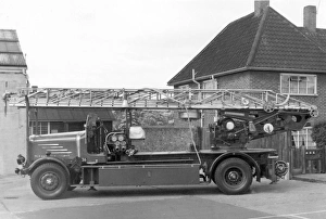 Images Dated 9th November 2011: London Fire Brigade turntable ladder