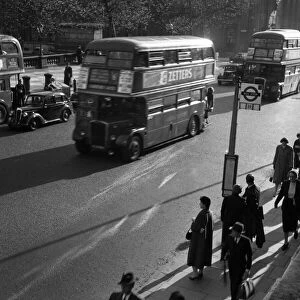 Images Dated 27th April 2021: London rush hour, people at a bus stop