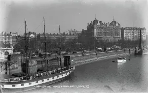 Bustling Prints: London Thames Embankment