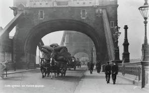 Sacks Prints: London on Tower Bridge