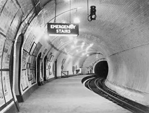Tunnel Gallery: A London Underground platform at Bank station